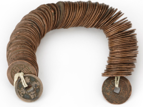 String of 100 Chinese cash coins, Qing dynasty, copper-alloy, 500 g., Ashmolean Museum, Oxford